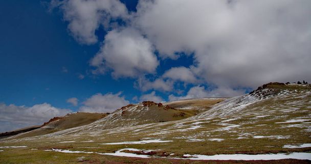 Mongólia Ocidental. As nuvens nas estepes de alta altitude cobertas de neve parecem muito baixas devido à alta altitude (2500-3000m acima do nível do mar). - Foto, Imagem