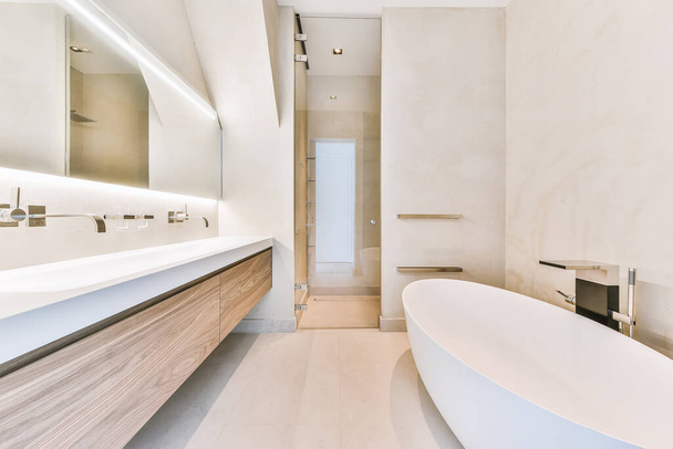 Teure Konstruktion moderner Badezimmer-Waschbecken - Foto, Bild