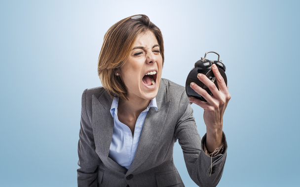γυναίκα, ουρλιάζοντας στο ρολόι - Φωτογραφία, εικόνα