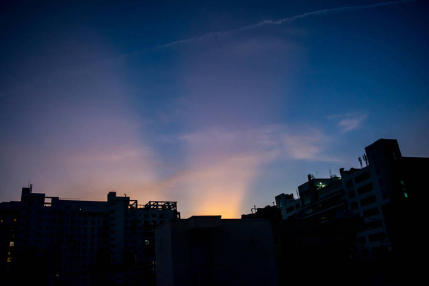 coucher de soleil sur le paysage urbain, fond de ciel coloré - Photo, image