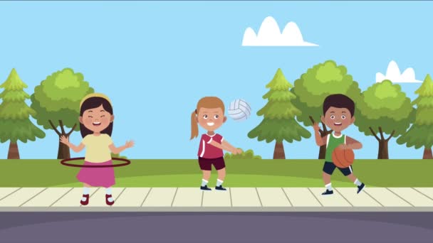 маленькие дети практикующие деятельность в парке символов - Кадры, видео