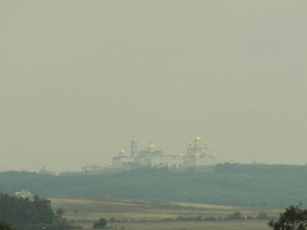 Pyhän valtakunnan kultainen kupoli Pochayiv Lavra - Valokuva, kuva