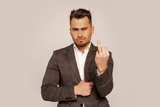 Unzufriedener Mann zeigt Finger mit Ehering isoliert auf grau mit fliederfarbenem Farbton - Foto, Bild