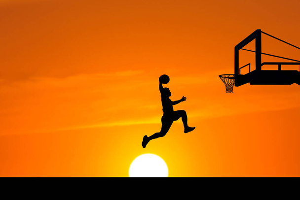 Sziluett kép egy profi kosárlabda játékos. - Fotó, kép