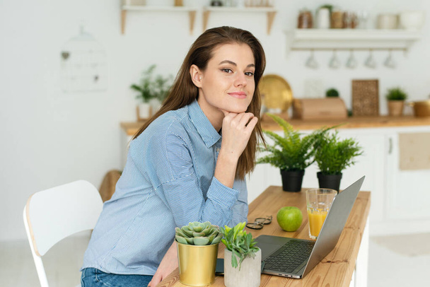 Pensive student girl sit in front of laptop thinking over task . Young concerned woman deep in their thoughts frown searching issue problem, hesitate to make business decision having doubts in - Фото, зображення