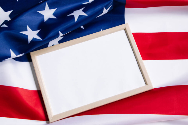 アメリカ国旗と空の文字枠。独立記念日だ。アメリカ合衆国の国民の祝日を祝う概念。アメリカの文化. - 写真・画像