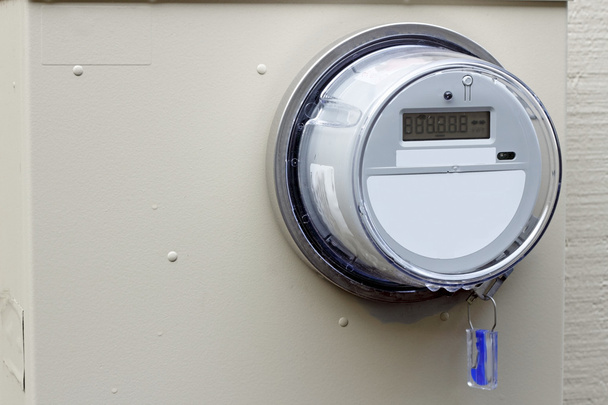 Close-up van een digitale energie monitor op de buitenkant van een residentiële woning. - Foto, afbeelding