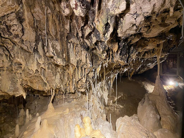Grotten van Vallorbe of Grotte de l 'Orbe (Grotten de Vallorbe of Grotten von Vallorbe) - kanton Vaud, Zwitserland (Kanton Waadt, Schweiz)) - Foto, afbeelding