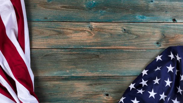 Estrellas y tiras de bandera estadounidense en madera azul descolorida para felices fiestas de Independencia, Trabajo y Memorial Day en los Estados Unidos - Foto, imagen