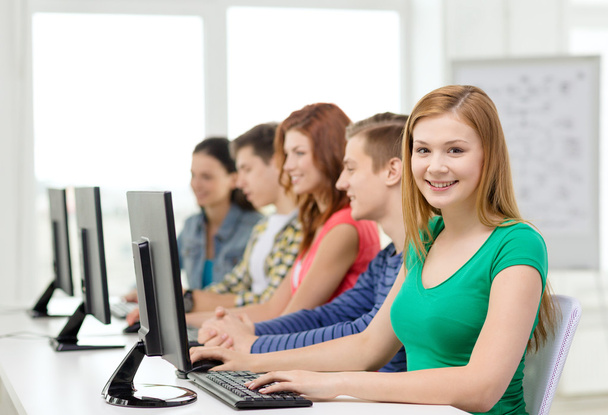 студентка с одноклассниками в компьютерном классе
 - Фото, изображение