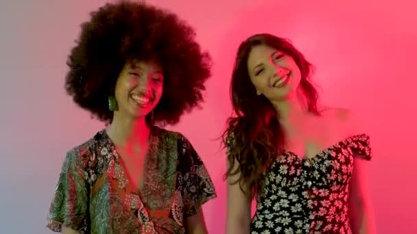 Két fiatal, többnemzetiségű, sokszínű nő táncol együtt beltéri stúdióban, jól érzik magukat együtt. - Felvétel, videó