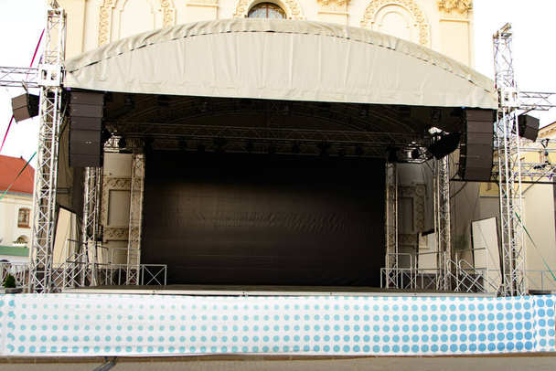 podium voor outdoor optredens in de stad - Foto, afbeelding
