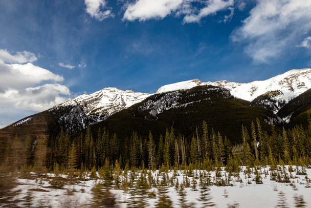 Montagne dalla macchina. Spray Valley Provincial Park. Alberta, Canada - Foto, immagini