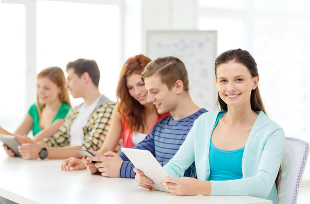 χαμογελώντας φοιτητές με tablet pc στο σχολείο - Φωτογραφία, εικόνα