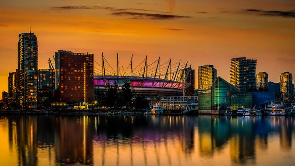 Sunset over the Yaletown District on False Creek ja BC Place Stadium Vancouverissa, Brittiläisessä Kolumbiassa, Kanadassa - Valokuva, kuva