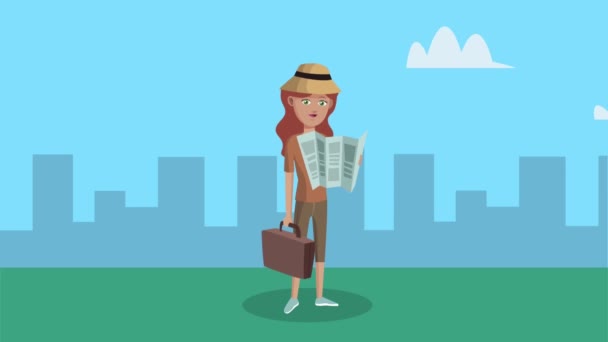 γυναίκα τουρίστρια με χάρτη σε χαρτί για το χαρακτήρα της πόλης - Πλάνα, βίντεο