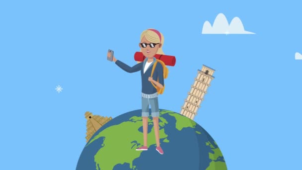 γυναίκα τουρίστρια με smartphone και ορόσημα - Πλάνα, βίντεο