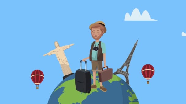 αρσενικό τουρίστας με βαλίτσα και ορόσημα στη γη πλανήτη - Πλάνα, βίντεο