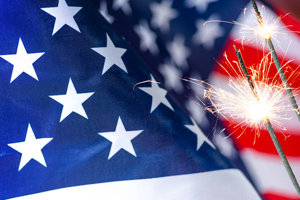 4 de julio Día de la Independencia Símbolos Patrióticos EE.UU. Celebración nacional Cuatro de julio festivo federal Estados Unidos. Bandera Americana Estrellas y Rayas Rojo, Blanco y Azul Old Glory Banner de estrellas salpicadas - Foto, Imagen