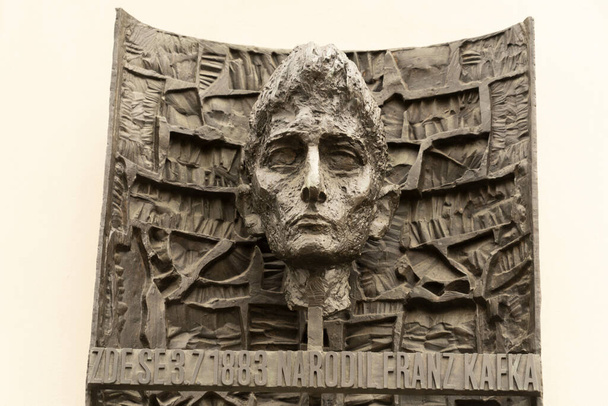 estatua del monumento de la praga del bajorrelieve del kafka del franco - Foto, Imagen