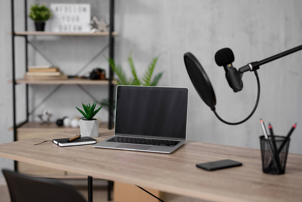 Internet, Kreativität, Podcast und Social-Media-Konzept - moderner Büroarbeitsplatz mit Laptop und Mikrofon - Foto, Bild