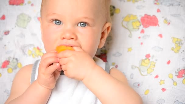 μωρό τρώει συνεδρίαση - Πλάνα, βίντεο