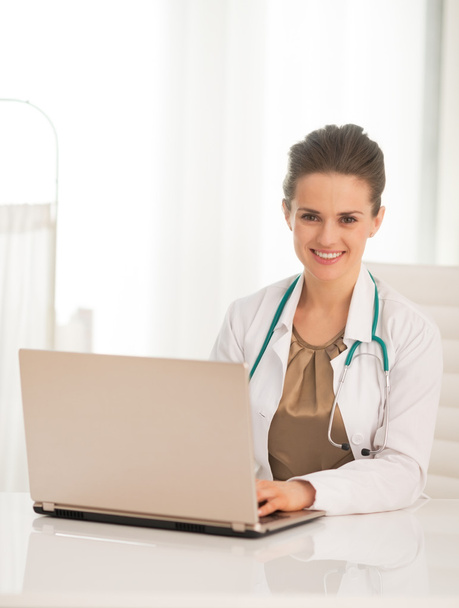 Medical doctor using laptop - Valokuva, kuva