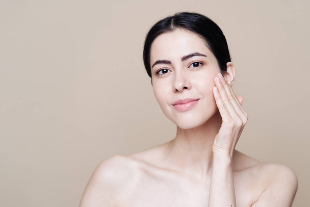 Beauty portrait of woman face with natural skin - Fotografie, Obrázek