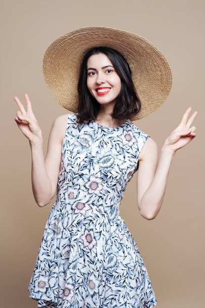 Bella donna bruna in vacanza con cappello e vestito estivo - Foto, immagini