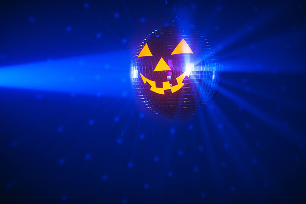 Halloween fête citrouille disco ball, fond bleu rayons brillants - Photo, image