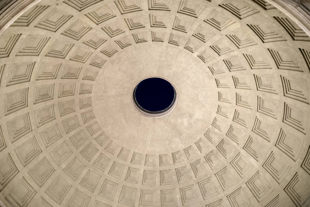 Through the roof at the pantheon in Rome. Night view - Foto, afbeelding