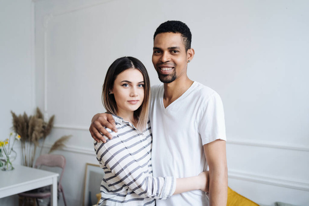 Hermoso retrato de pareja de raza mixta en casa - Foto, imagen