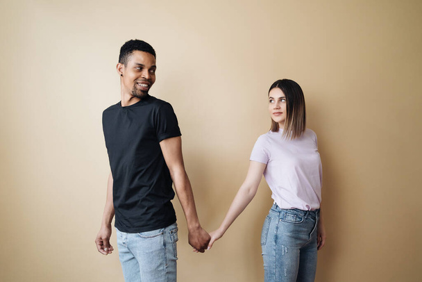 Молодые разносторонние пары держатся за руки, соглашаются воплотить план в жизнь - Фото, изображение