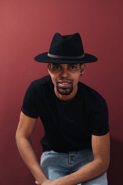 Belle jeune homme noir portrait en chapeau - Photo, image