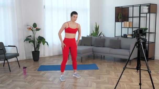 Спортивная мускулистая девушка рассказывает преподает студенческие рекорды онлайн урок курса на камеру - Кадры, видео