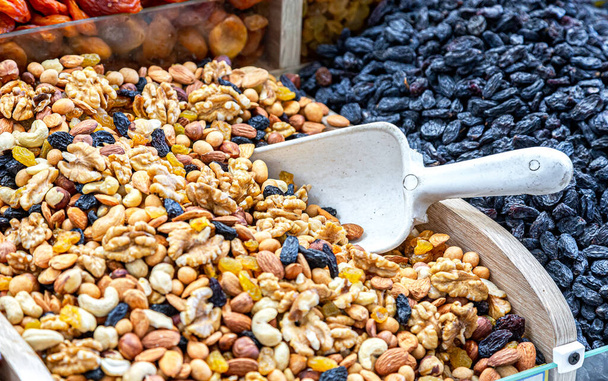 Diverse noten en gedroogde vruchten worden op de markt gebracht - Foto, afbeelding