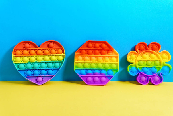 Pop it juguete de silicona sensorial anti estrés fidget juguete colorido juego de arco iris. Juguetes de moda empuje burbuja - Foto, Imagen