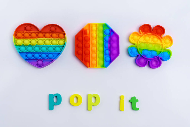 Pop it Spielzeug Silikon sensorische Anti Stress Fidget Spielzeug bunte Regenbogen-Spiel. Trendiges Push-Bubble-Spielzeug - Foto, Bild