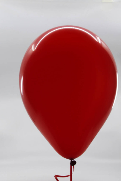 κόκκινο μπαλόνι, σε λευκό φόντο - Φωτογραφία, εικόνα