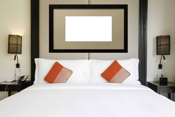 Marco de imagen en blanco en la pared sobre la cama - Foto, imagen