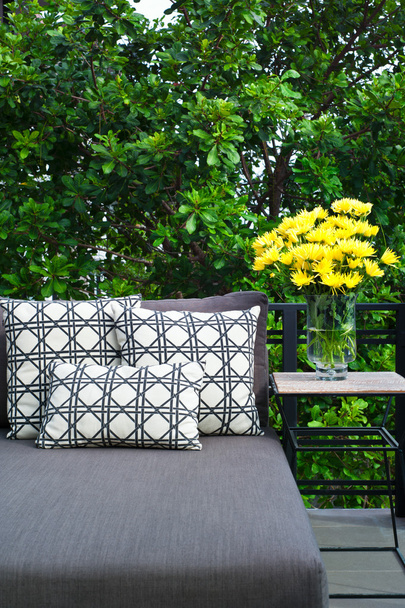 Posti a sedere patio all'aperto con divano letto
 - Foto, immagini