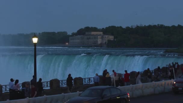 Avondzicht op toeristen bij Niagara Falls - Video