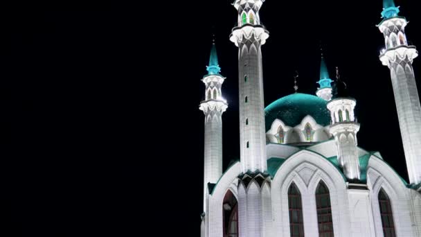 Kazán, Rusia. Mezquita Kul Sharif. En el territorio del Kremlin de Kazán. Buenas noches. 4K - Metraje, vídeo