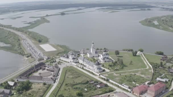 Sviyazhsk, Rusia. Vista aérea de la Catedral de la Asunción y el Monasterio de la ciudad-isla de Sviyazhsk. 4K - Metraje, vídeo