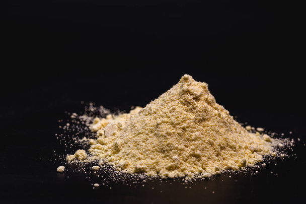 El azufre o azufre es un elemento químico utilizado para el ácido sulfúrico para baterías, fabricación de pólvora y vulcanización de caucho.. - Foto, imagen