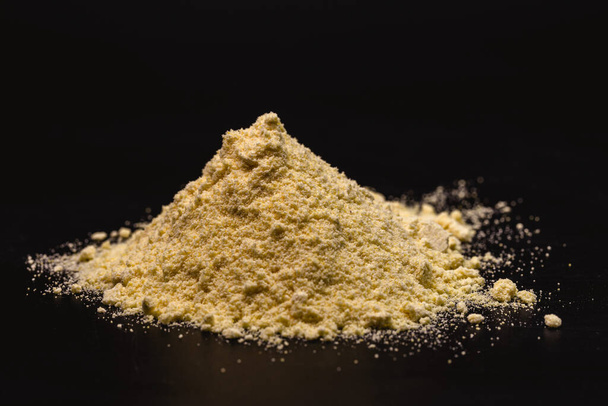 El azufre o azufre es un elemento químico utilizado para el ácido sulfúrico para baterías, fabricación de pólvora y vulcanización de caucho.. - Foto, imagen