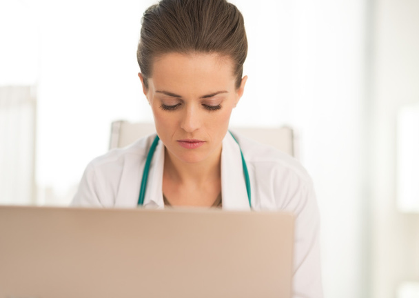 Medical doctor woman working on laptop - Φωτογραφία, εικόνα