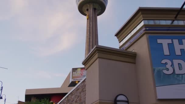 Skylon Tower behind buildings, Niagara Falls - Πλάνα, βίντεο