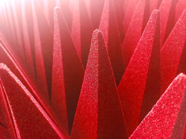 Punainen pehmeä hybridi pyramidi mikroaaltouuni ja radiotaajuus absorboijat lähikuva - Valokuva, kuva