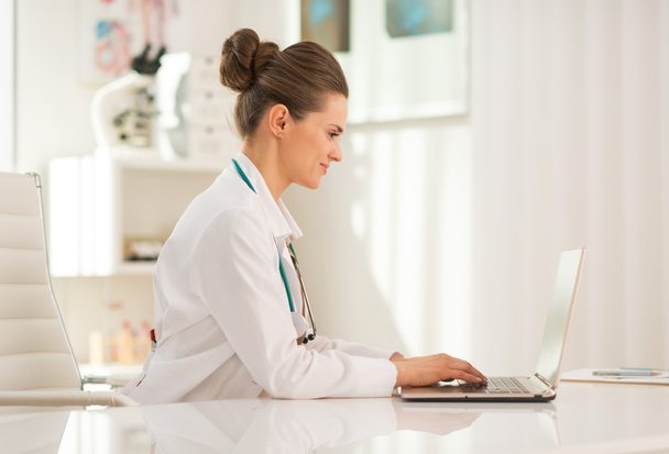 Medical doctor working on laptop in office - Foto, Imagem